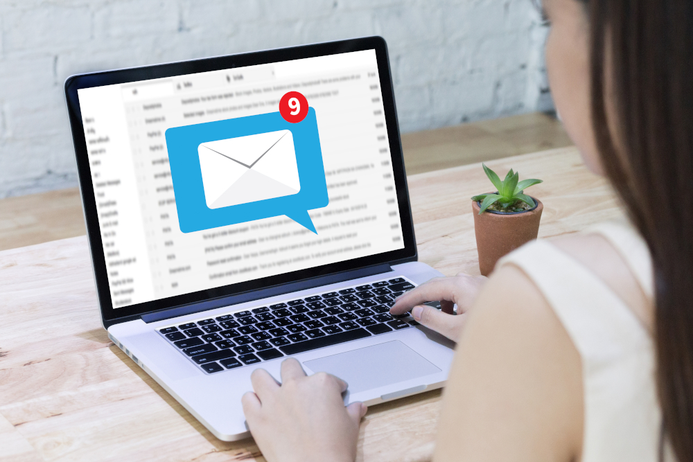 Frau arbeitet am Laptop mit eingehender E-Mail – digitale Kommunikation und IT-Infrastruktur von Docmedicus IT