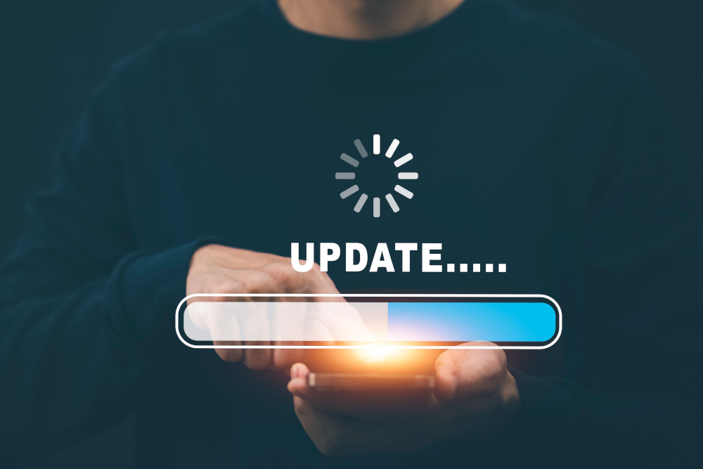 Person führt auf einem mobilen Gerät ein Software-Update durch – Symbol für IT-Sicherheit, Digitalisierung und Sicherheitsoptimierung bei Docmedicus IT