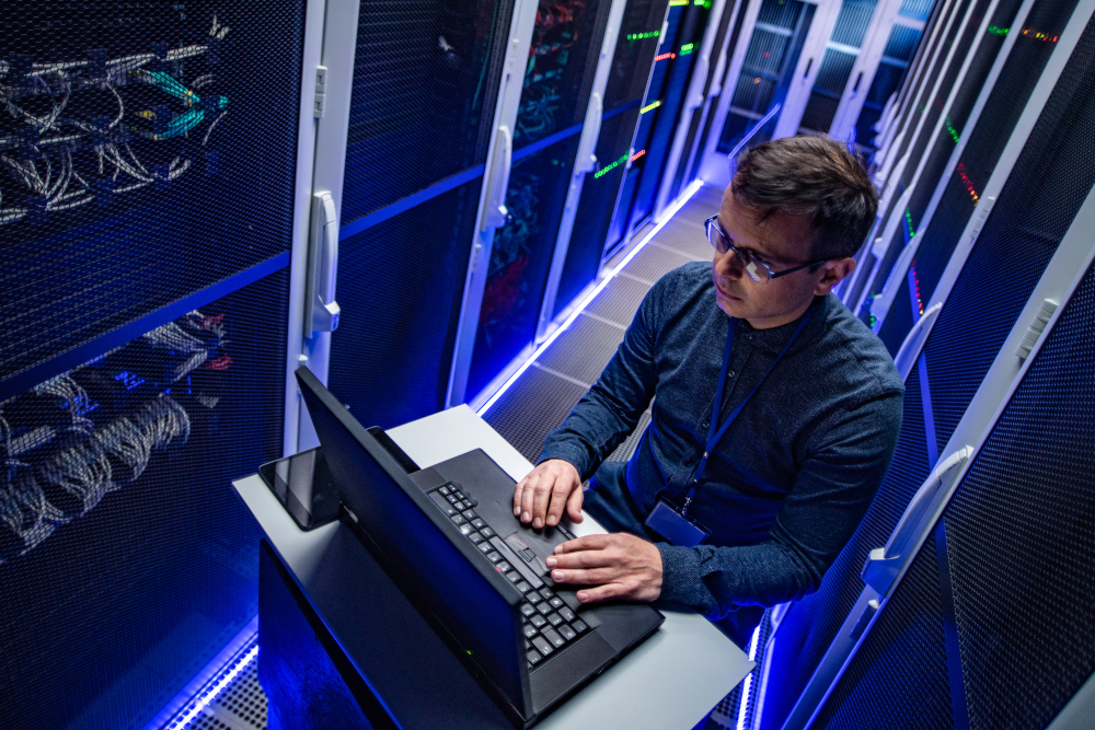 IT-Spezialist arbeitet im Rechenzentrum an Servern – Symbol für Datensicherheit, IT-Management und Netzwerktechnik.